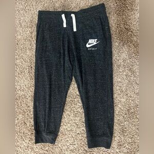 Nike Women’s Capri Jogger Sweatpants Heather Gray